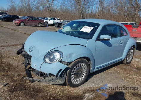 2013 Volkswagen Beetle 2.5L z USA, uszkodzony, nr VIN 3VWJX7AT9DM682880